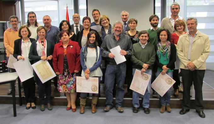 Los directores generales del INE, con los premiados y galardonados del año 2014 