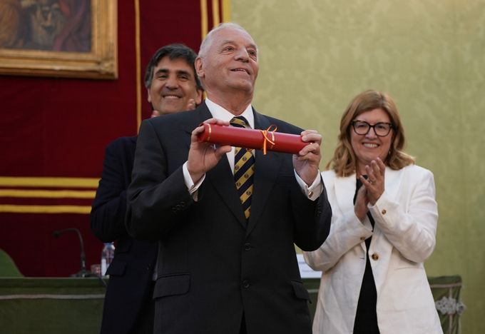 Enrique Castillo shows his award, with Elena Manzanera and Gonzalo García Andrés behind
