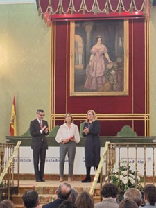 El Secretario de Estado de Economía y Apoyo a la Empresa Israel Arroyo Martínez entrega el premio a María Dolores Ugarte Martínez, en presencia de Elena Manzanera