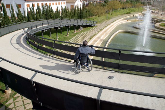 Un discapacitado observa desde una rampa