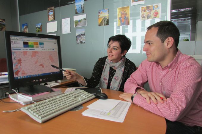 Carmen Teijeiro y Jorge Vega consultan uno de los mapas temáticos del censo 