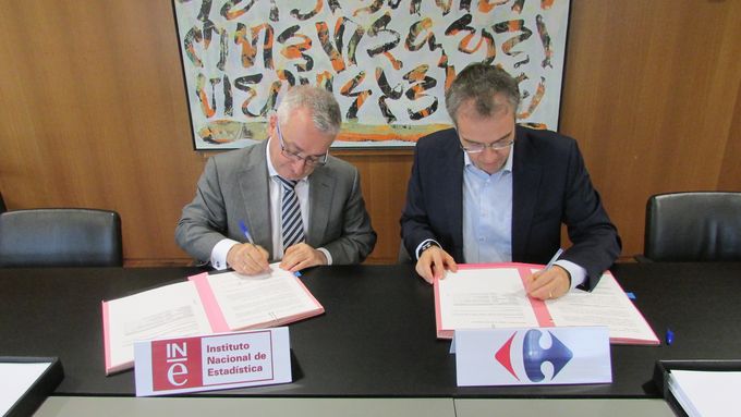 Juan Manuel Rodríguez Poo (izquierda) y Francisco Domínguez Almellones en la firma del acuerdo  