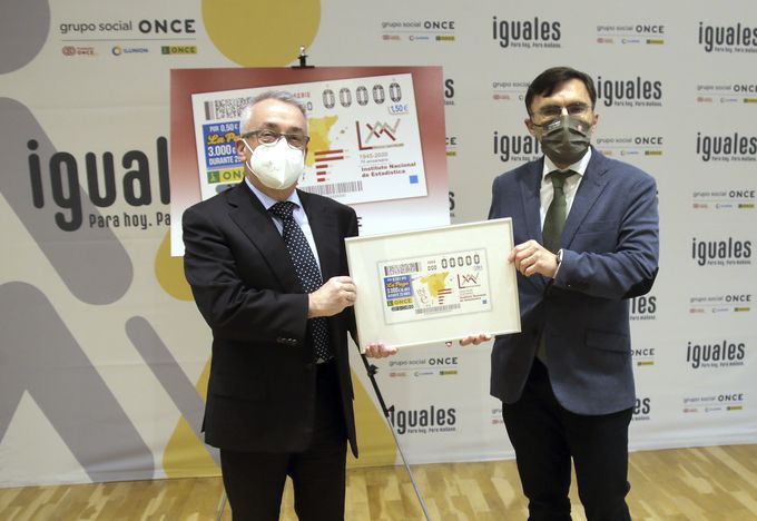 Rodríguez Poo (izquierda) y Durán sostienen el cupón del aniversario 