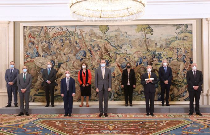 Felipe VI junto a la delegación del INE 