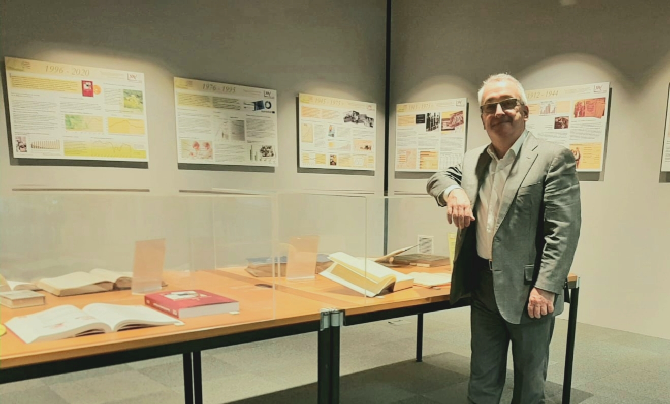 El Presidente del INE visita la exposición sobre el Anuario Estadístico