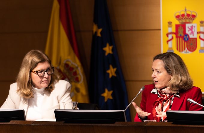 Elena Manzanera y Nadia Calviño, durante la sesión plenaria  